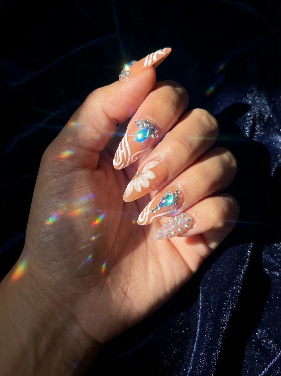 AMBER SWIRL falsche Nägel Nahaufnahme - Detailansicht