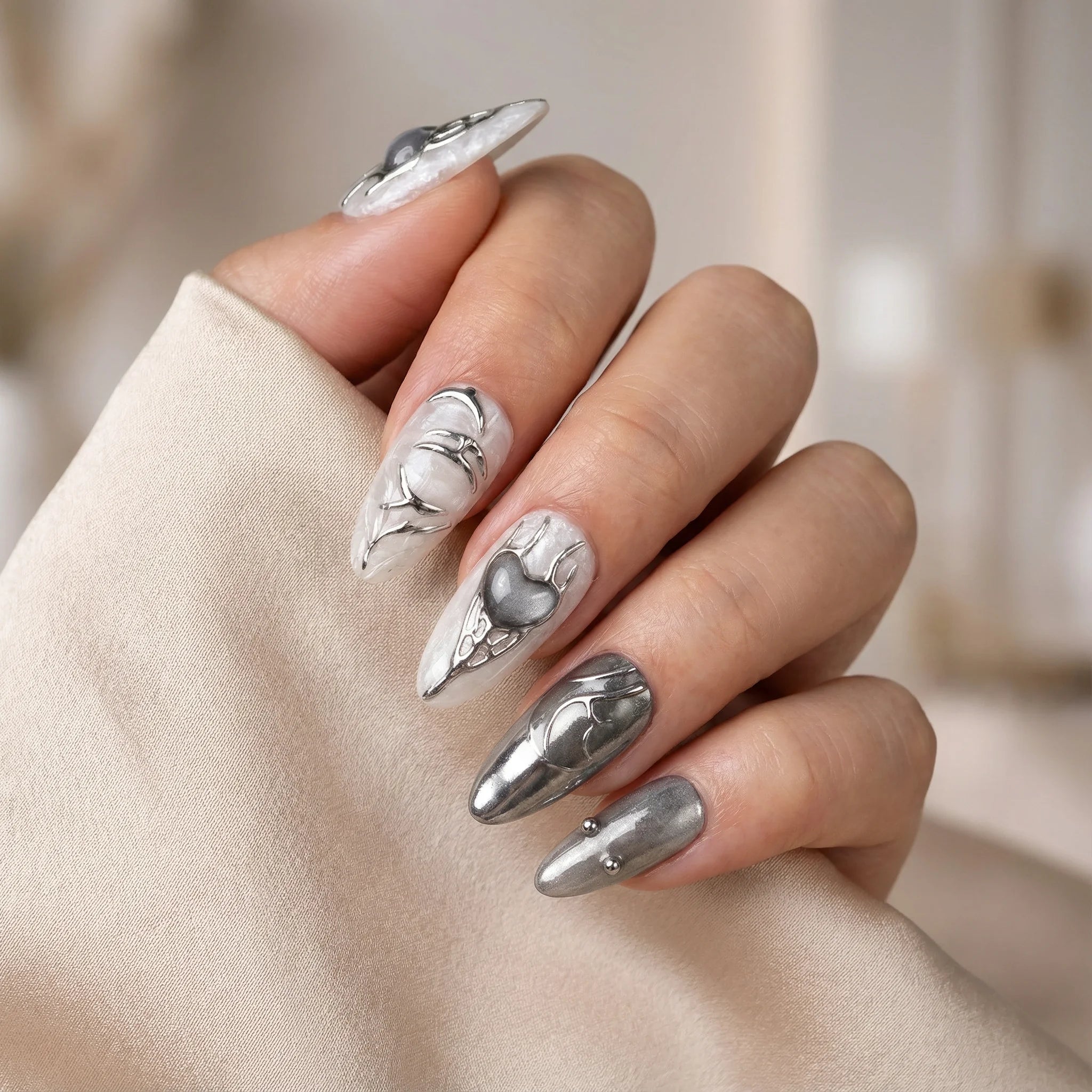 CYBER HEART Nahaufnahme - Detaillierte Ansicht des Nageldesign - Premium künstliche Fingernägel