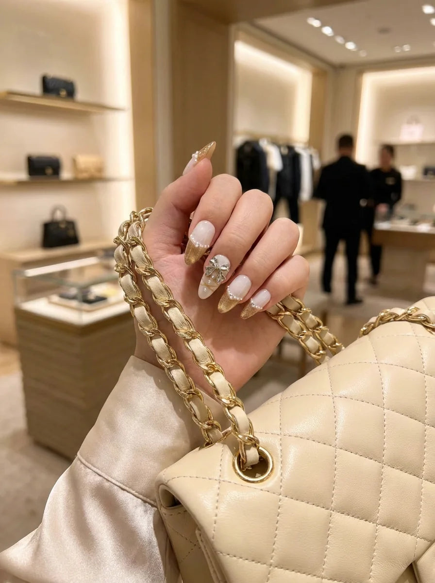 GOLD BOW Nahaufnahme - Detaillierte Ansicht des Nageldesign - Premium künstliche Fingernägel