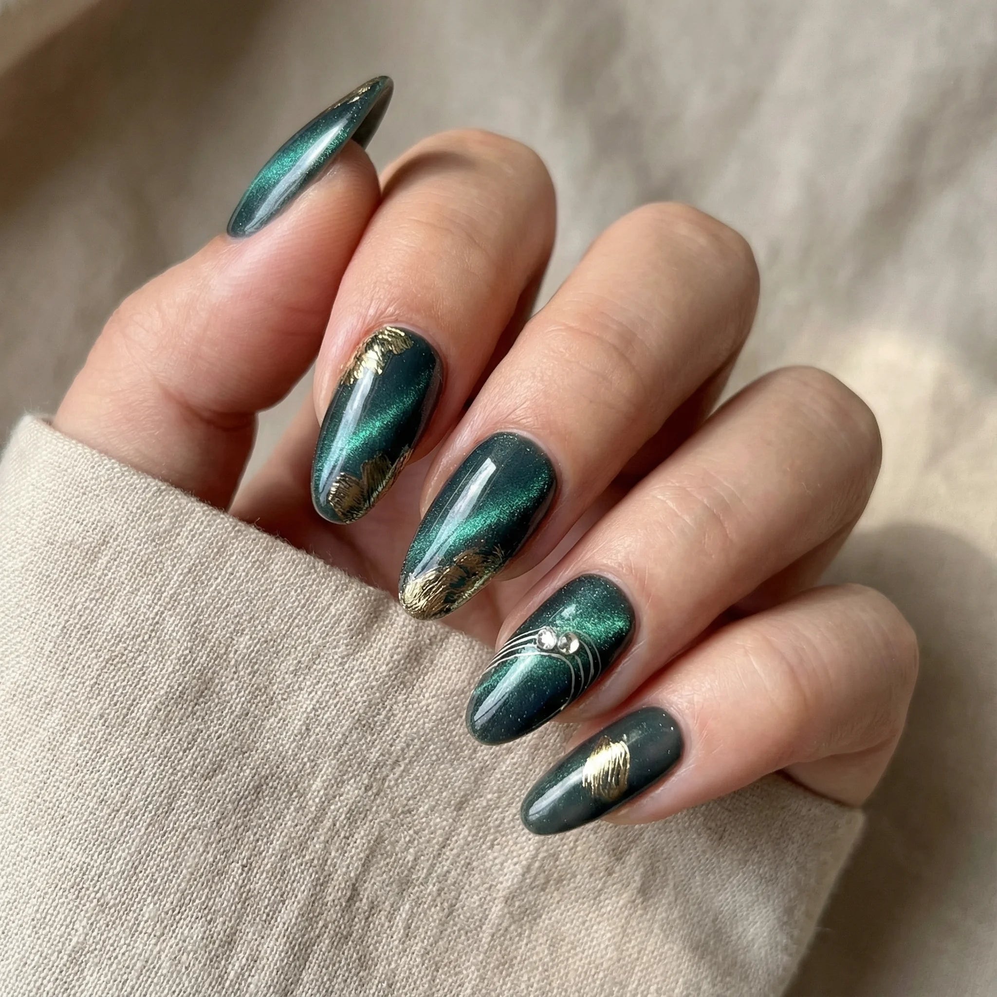Nahaufnahme - Detaillierte Ansicht des Nageldesigns. MALACHITE GOLD - Press On Nägel. Enthält: Press On Nägel, künstliche ...