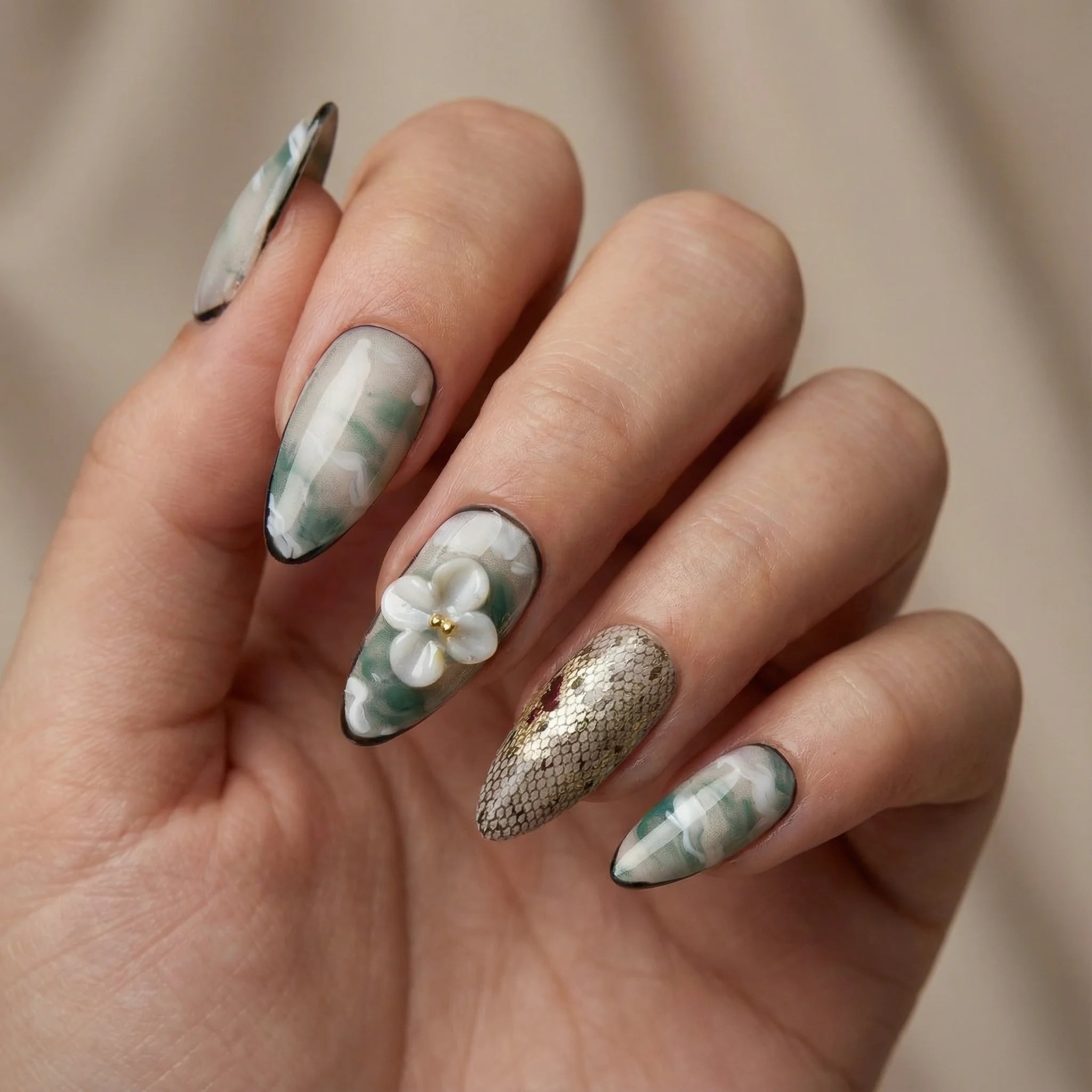 MINT PETAL Nahaufnahme - Detaillierte Ansicht des Nageldesign - Premium künstliche Fingernägel