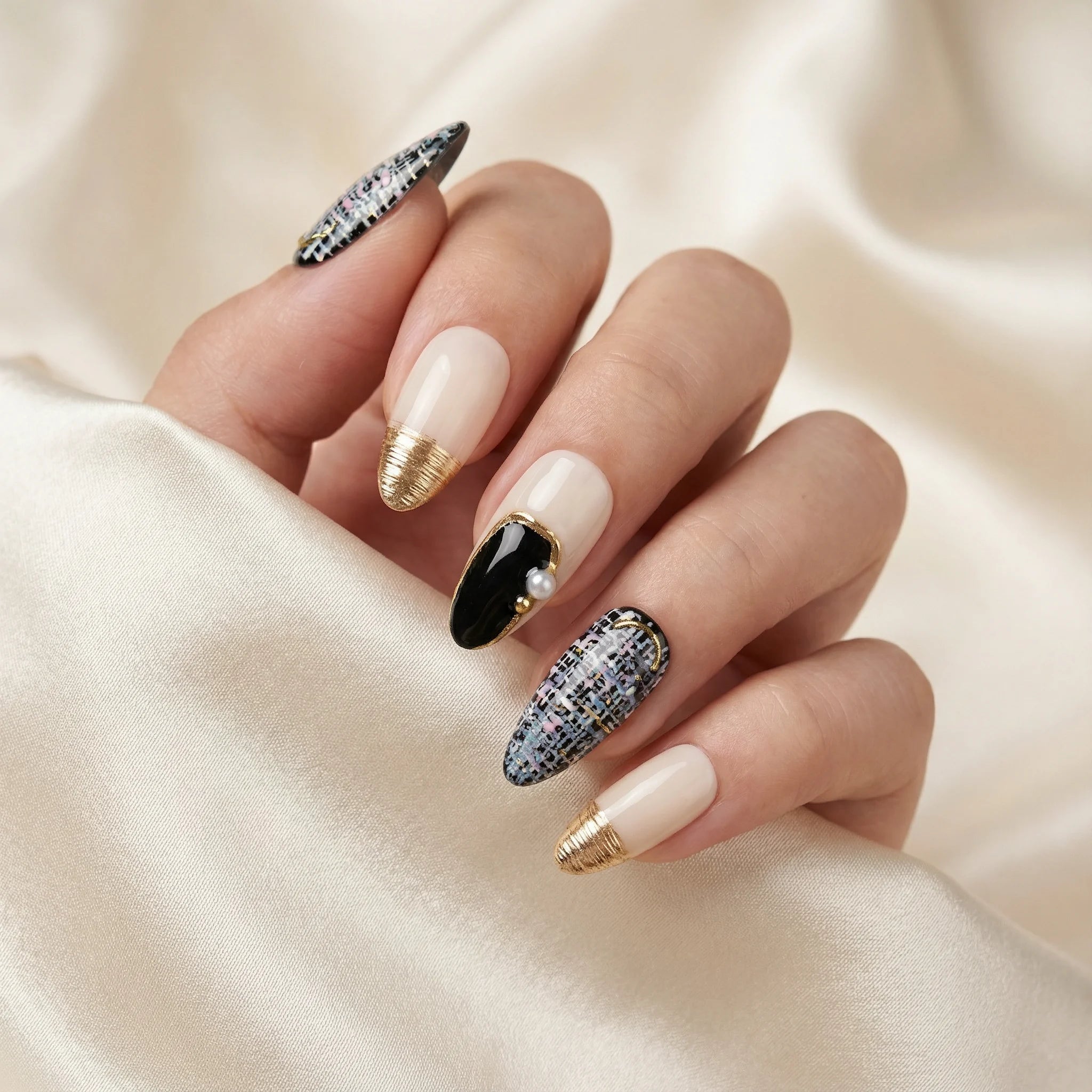 PEARL RIBBON Nahaufnahme - Detaillierte Ansicht des Nageldesign - Premium künstliche Fingernägel