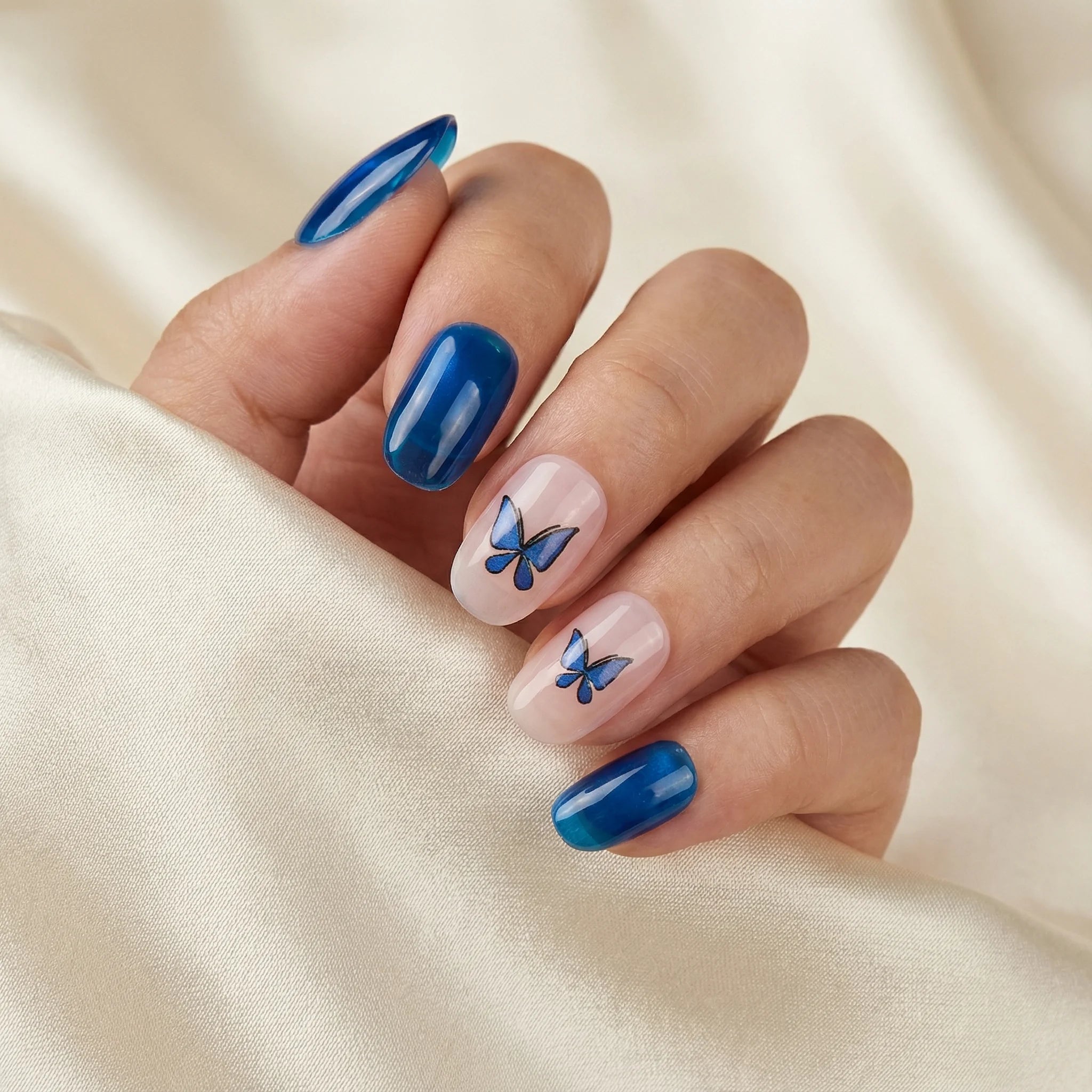 ROYAL BUTTERFLY Nahaufnahme - Detaillierte Ansicht des Nageldesign - Premium künstliche Fingernägel