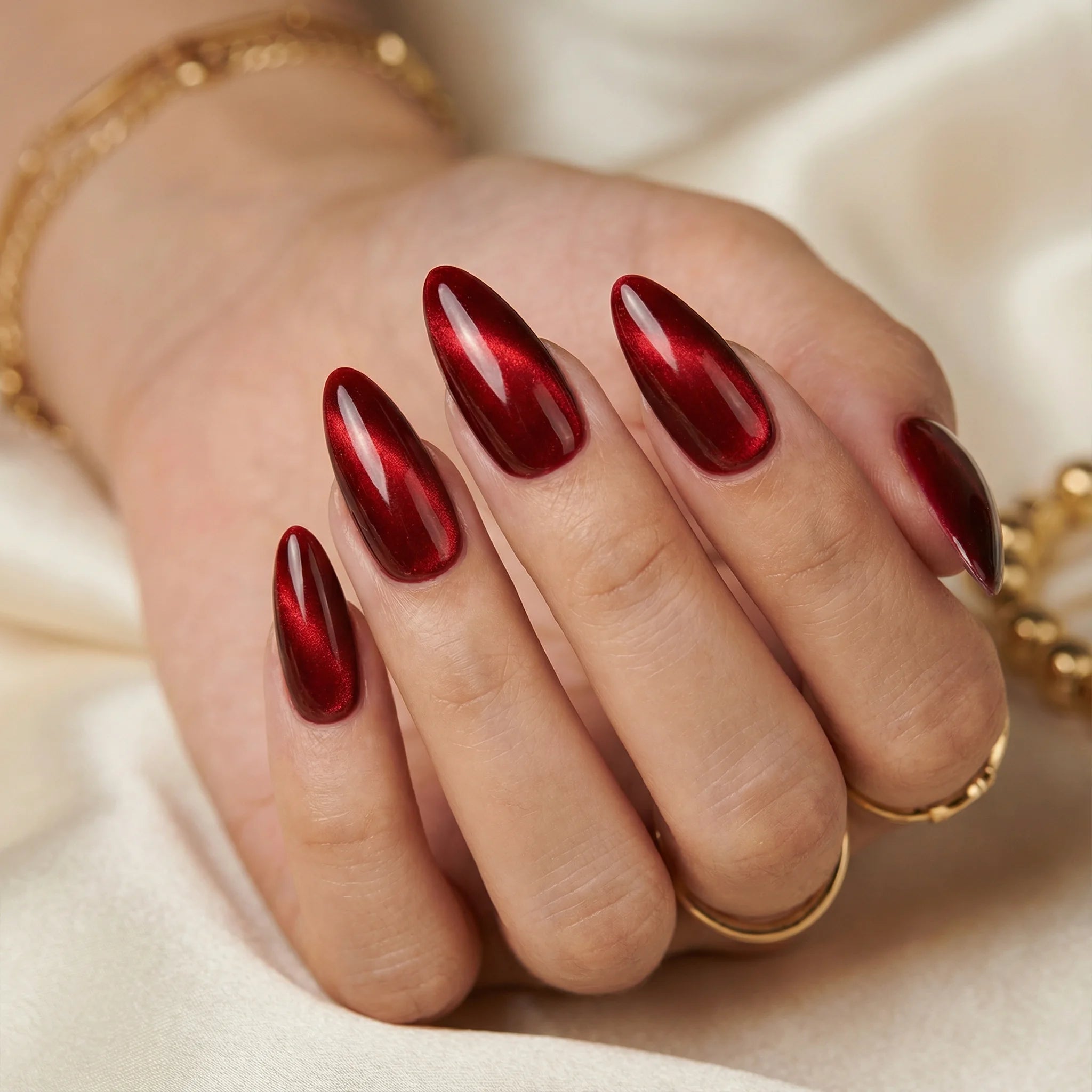 RUBY FLAME - in rubinrot - mit Flammen-Design - Press on Nägel - von Elaréa Nails - handgemacht - Detailansicht 2 - Versand aus Deutschland