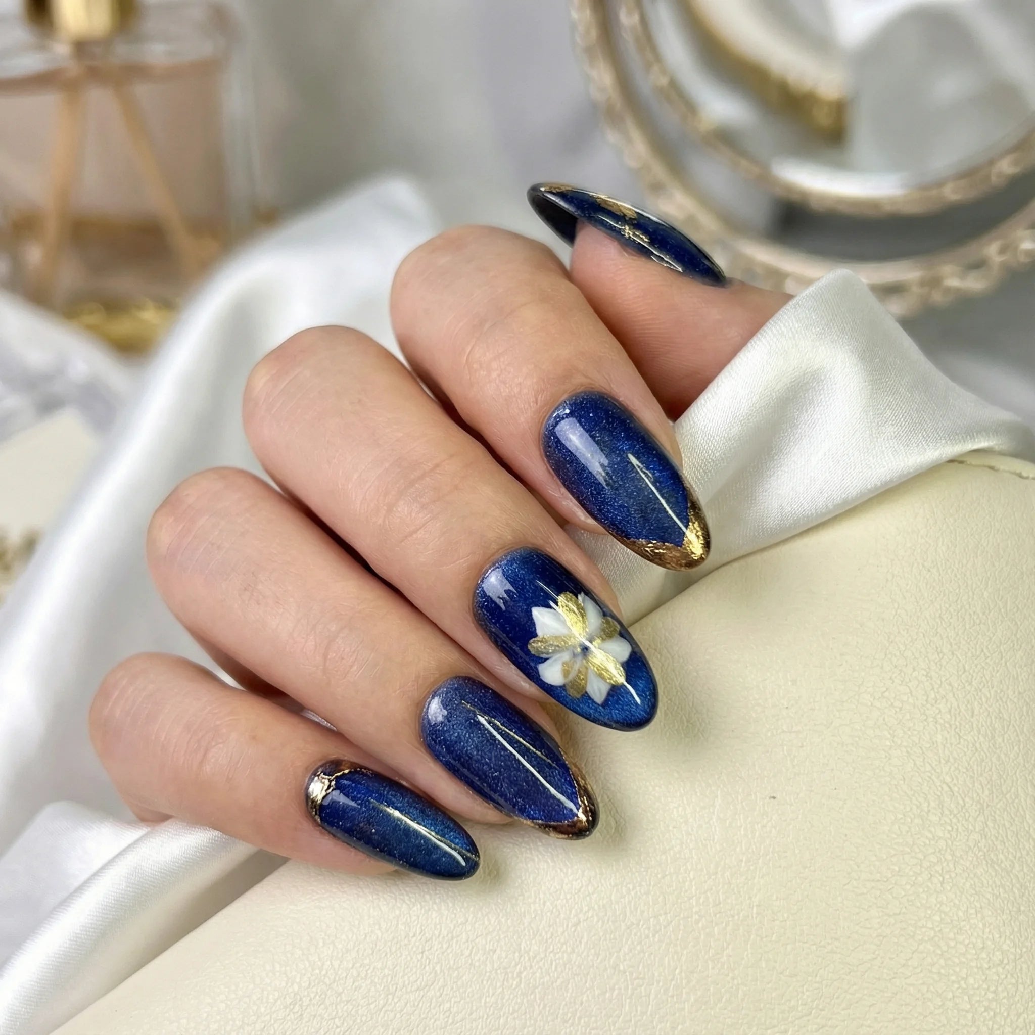 SAPPHIRE PETAL Nahaufnahme - Detaillierte Ansicht des Nageldesign - Premium künstliche Fingernägel
