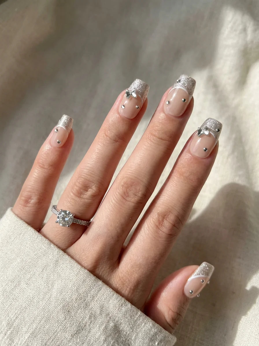 SILVER SPARK Nahaufnahme - Detaillierte Ansicht des Nageldesign - Premium künstliche Fingernägel