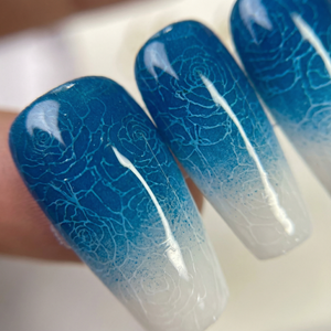 AZURE PETALS - in azurblau - mit Blütenblatt-Design - Press on Nägel - von Elaréa Nails - handgemacht - Detailansicht Nahaufnahme - Versand aus Deutschland