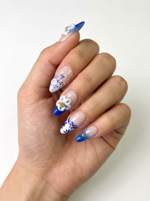 BLUE AURORA - handmade press on nails - in blau - mit Aurora-Effekt - Press on Nägel - von Elaréa Nails - handgemacht - Detailansicht 2 - Versand aus Deutschland