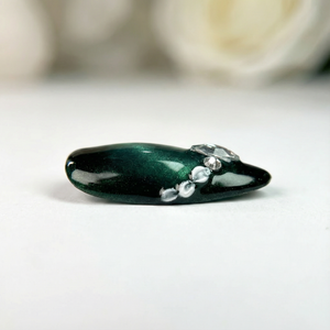 EMERALD PETAL - in smaragdgrün - mit Blütenblatt-Design - Press on Nägel - von Elaréa Nails - handgemacht - Detailansicht Nahaufnahme - Versand aus Deutschland