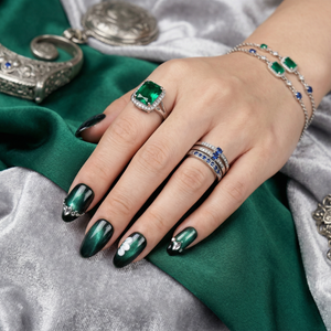 EMERALD PETAL - in smaragdgrün - mit Blütenblatt-Design - Press on Nägel - von Elaréa Nails - handgemacht - Detailansicht 4 - Versand aus Deutschland