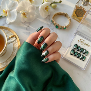 EMERALD PETAL - in smaragdgrün - mit Blütenblatt-Design - Press on Nägel - von Elaréa Nails - handgemacht - Detailansicht 5 - Versand aus Deutschland