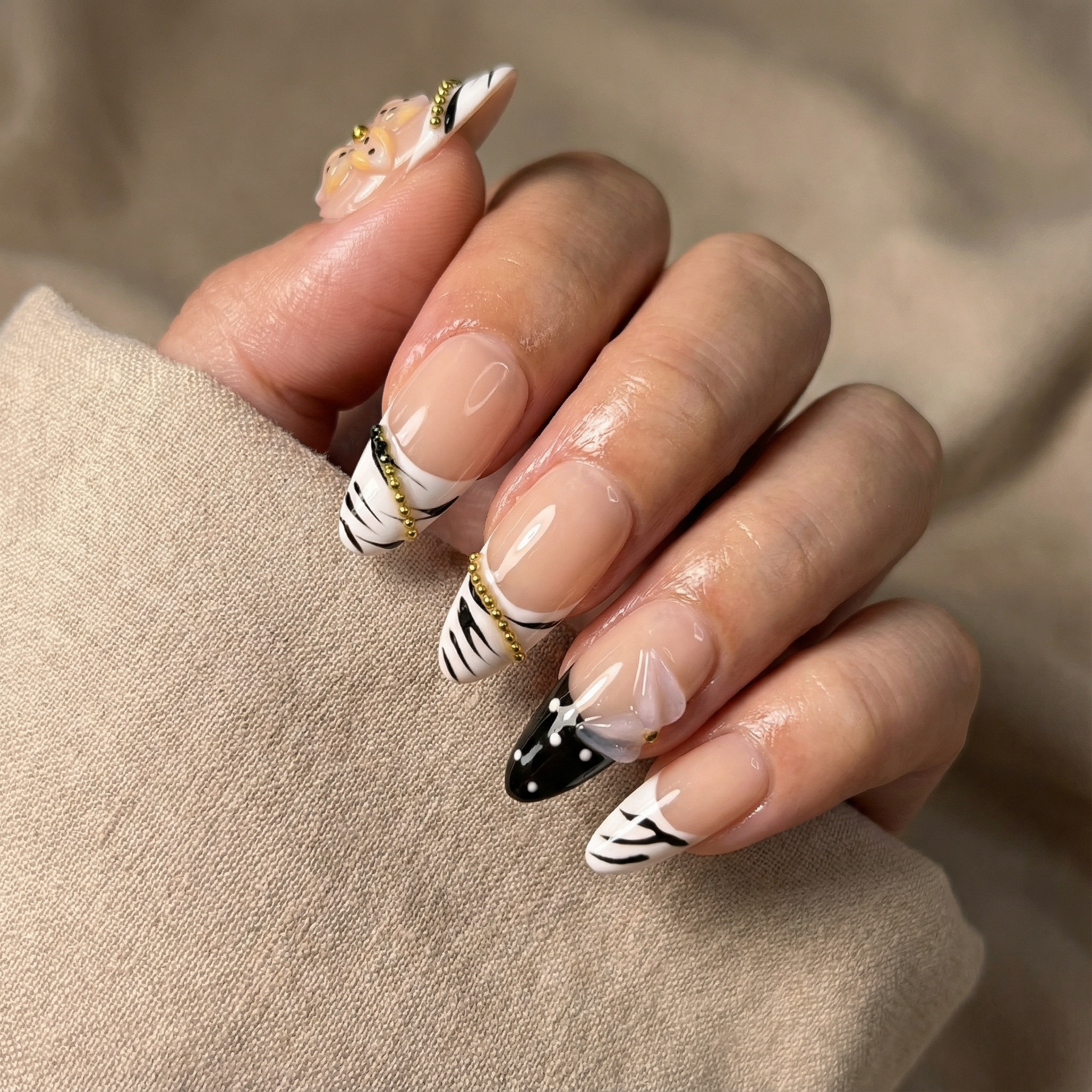 GOLD BLOOM - in goldfarben - mit Blüten-Design - Press on Nägel - von Elaréa Nails - handgemacht - Detailansicht 2 - Versand aus Deutschland