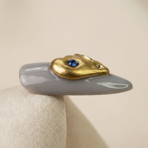 GOLDEN HEART - handmade press on nails - in goldfarben - mit Herz-Design - Press on Nägel - von Elaréa Nails - handgemacht - Detailansicht Nahaufnahme - Versand aus Deutschland