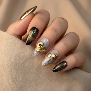 GOLDEN HEART - handmade press on nails - in goldfarben - mit Herz-Design - Press on Nägel - von Elaréa Nails - handgemacht - Detailansicht 2 - Versand aus Deutschland