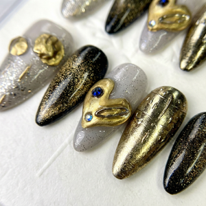 GOLDEN HEART - handmade press on nails - in goldfarben - mit Herz-Design - Press on Nägel - von Elaréa Nails - handgemacht - Detailansicht 6 - Versand aus Deutschland