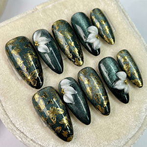 GOLDEN IVY - in goldfarben - mit Efeu-Design - Press on Nägel - von Elaréa Nails - handgemacht - Detailansicht Nahaufnahme - Versand aus Deutschland