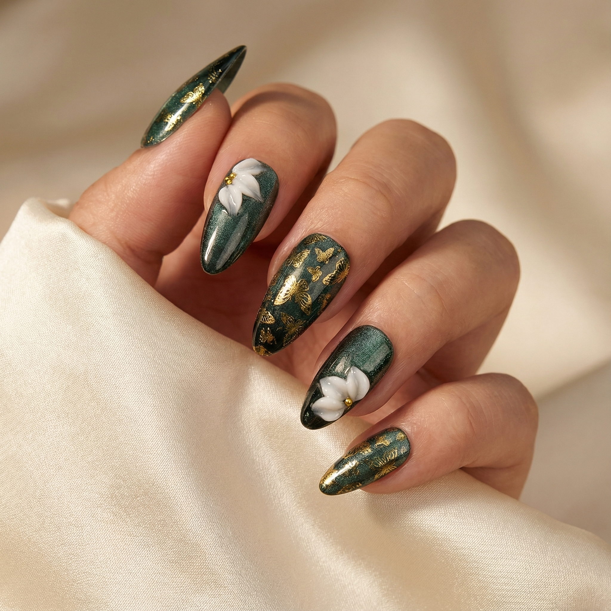 GOLDEN IVY - in goldfarben - mit Efeu-Design - Press on Nägel - von Elaréa Nails - handgemacht - Detailansicht 2 - Versand aus Deutschland