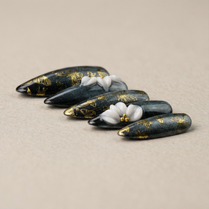 GOLDEN IVY - in goldfarben - mit Efeu-Design - Press on Nägel - von Elaréa Nails - handgemacht - Detailansicht 4 - Versand aus Deutschland