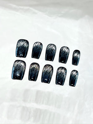 NIGHT CRACKLE - handmade press on nails - in nachtblau - mit Crackle-Effekt - Press on Nägel - von Elaréa Nails - handgemacht - Detailansicht 2 - Versand aus Deutschland