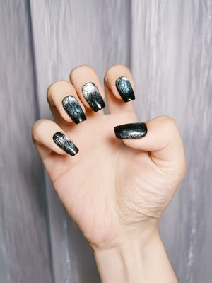 NIGHT CRACKLE - handmade press on nails - in nachtblau - mit Crackle-Effekt - Press on Nägel - von Elaréa Nails - handgemacht - Detailansicht 4 - Versand aus Deutschland