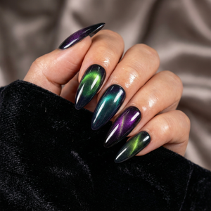 NIGHT RADIANCE - in nachtblau - mit Strahlen-Effekt - Press on Nägel - von Elaréa Nails - handgemacht - Detailansicht 4 - Versand aus Deutschland