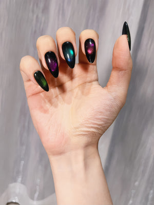 NIGHT RADIANCE - handmade press on nails - in nachtblau - mit Strahlen-Effekt - Press on Nägel - von Elaréa Nails - handgemacht - Detailansicht 5 - Versand aus Deutschland