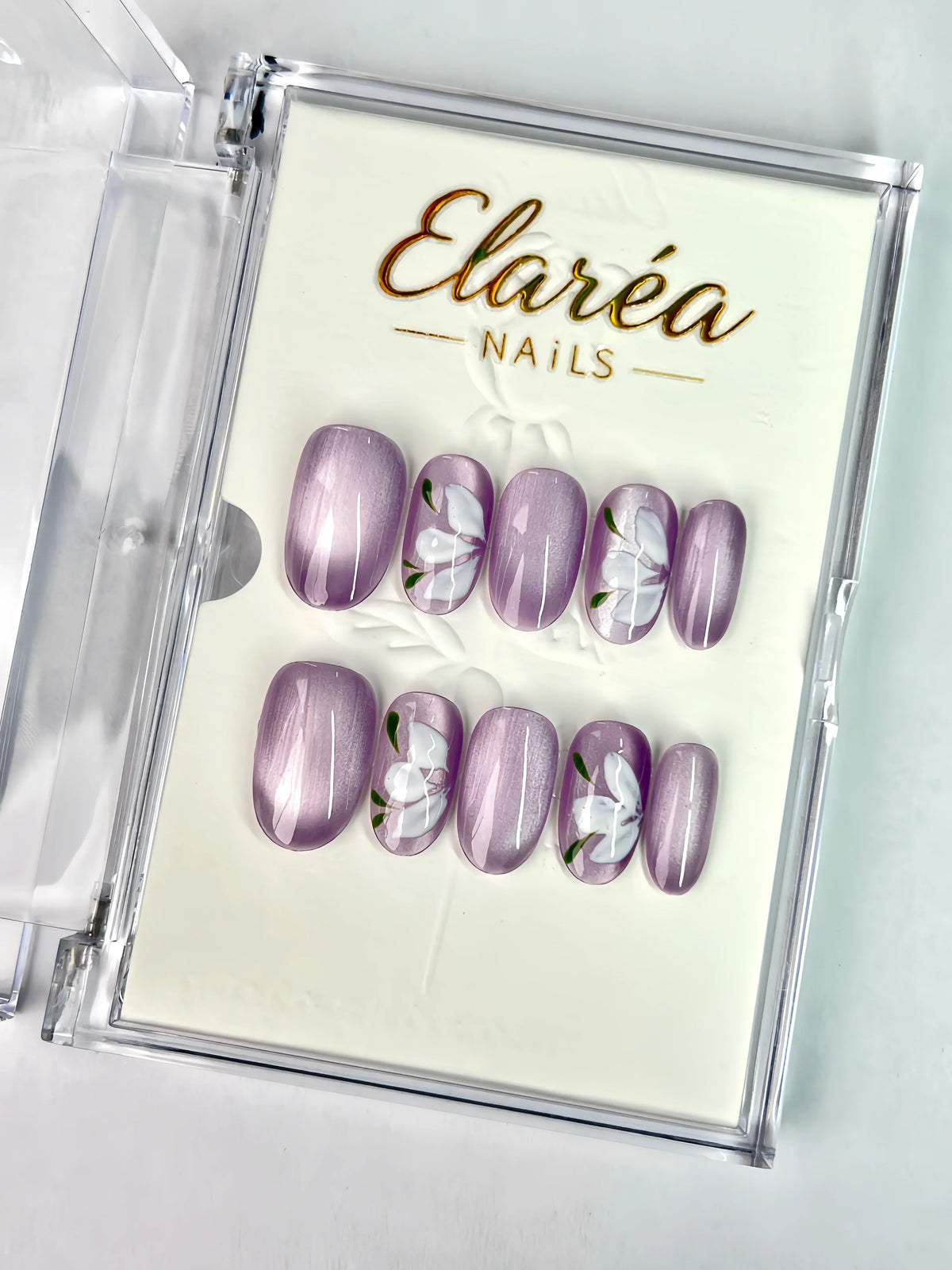 LILAC BLOOM: zehn kurze, runde Press-on Nägel mit Flieder- und Blütendesign