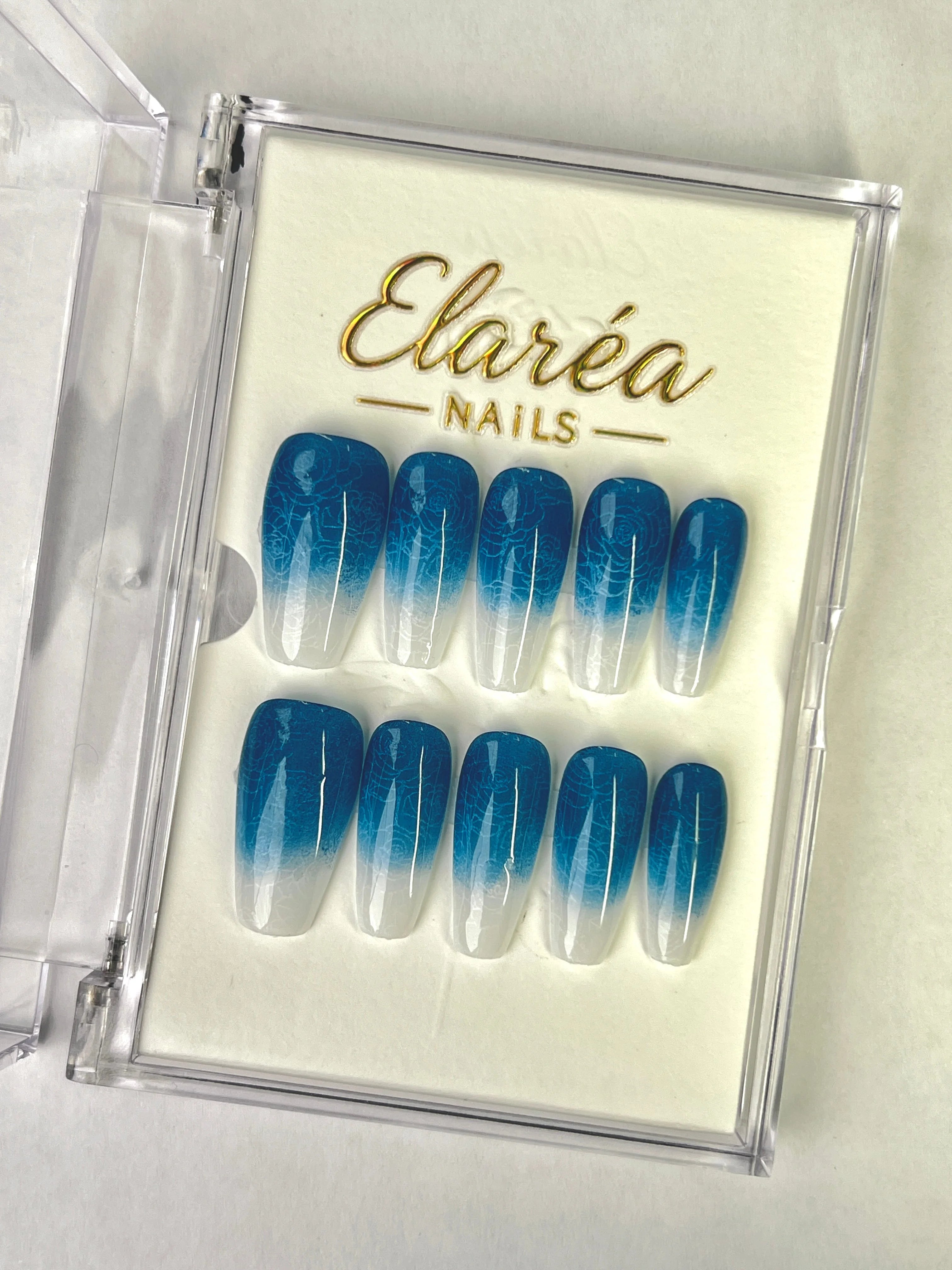 AZURE PETALS Press On Nägel Hauptbild - Premium Design aus Deutschland