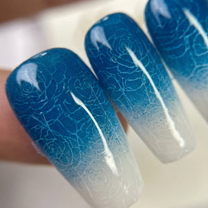 AZURE PETALS Komplettset - 10 Nägel in 3 Größen S M L