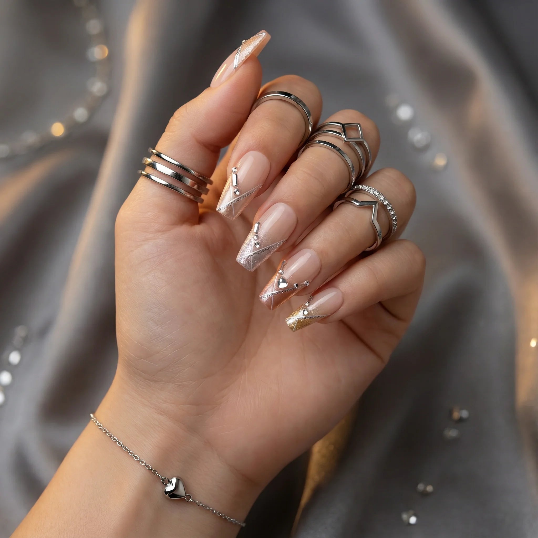 CHROME LINES Nahaufnahme - Detaillierte Ansicht des Nageldesign - Premium künstliche Fingernägel