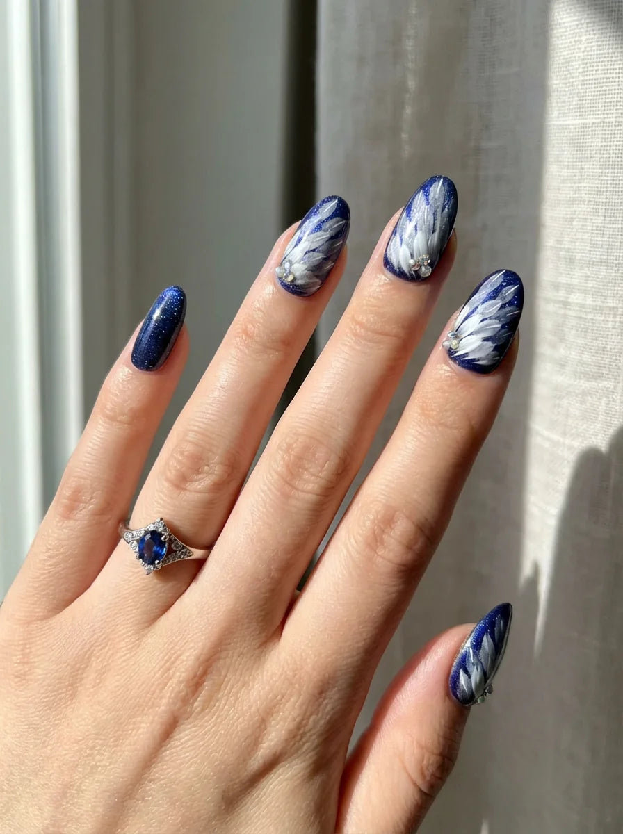 COSMIC FEATHER Nahaufnahme - Detaillierte Ansicht des Nageldesign - Premium künstliche Fingernägel