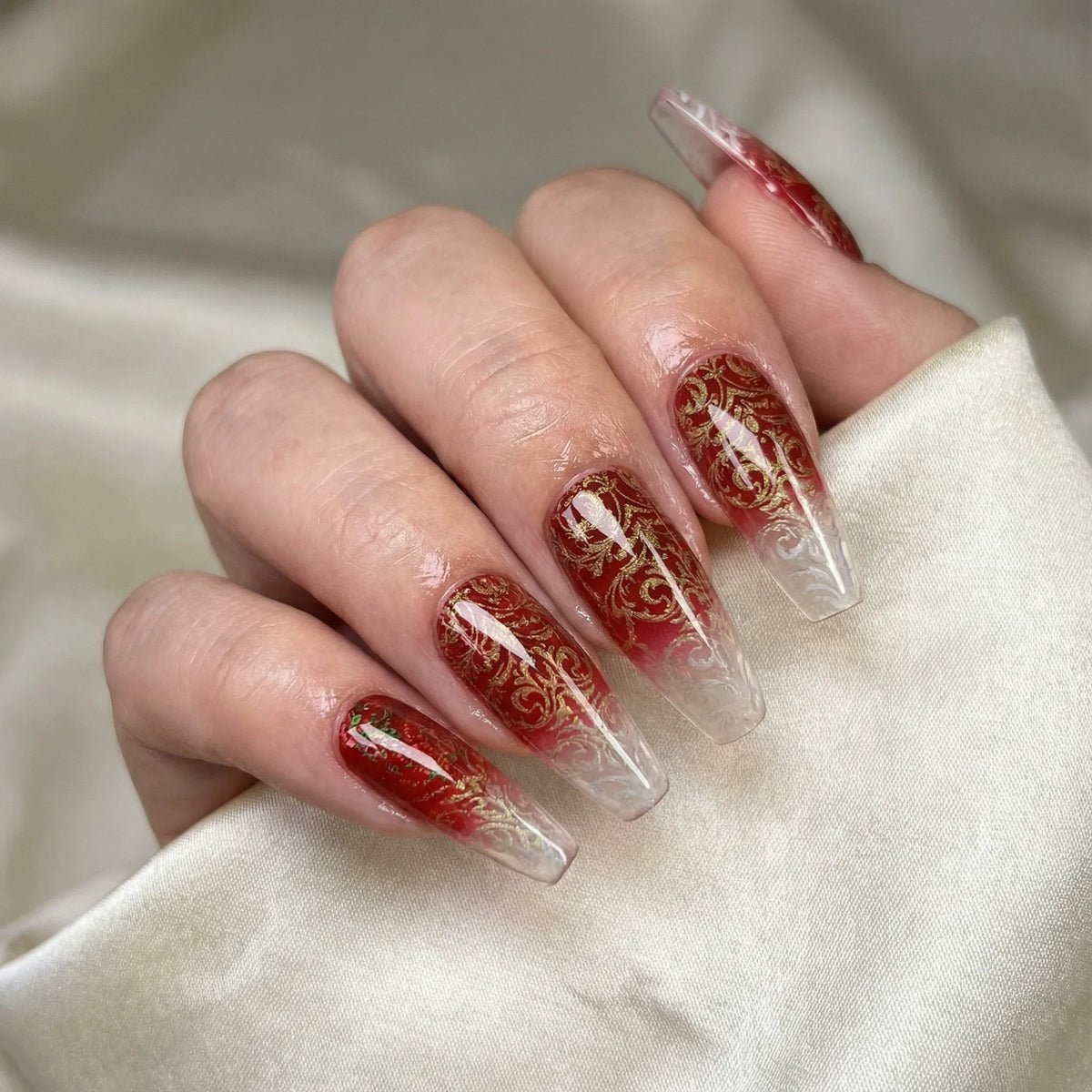 CRIMSON DAMASK Press On Nägel Seitenansicht - Profilansicht