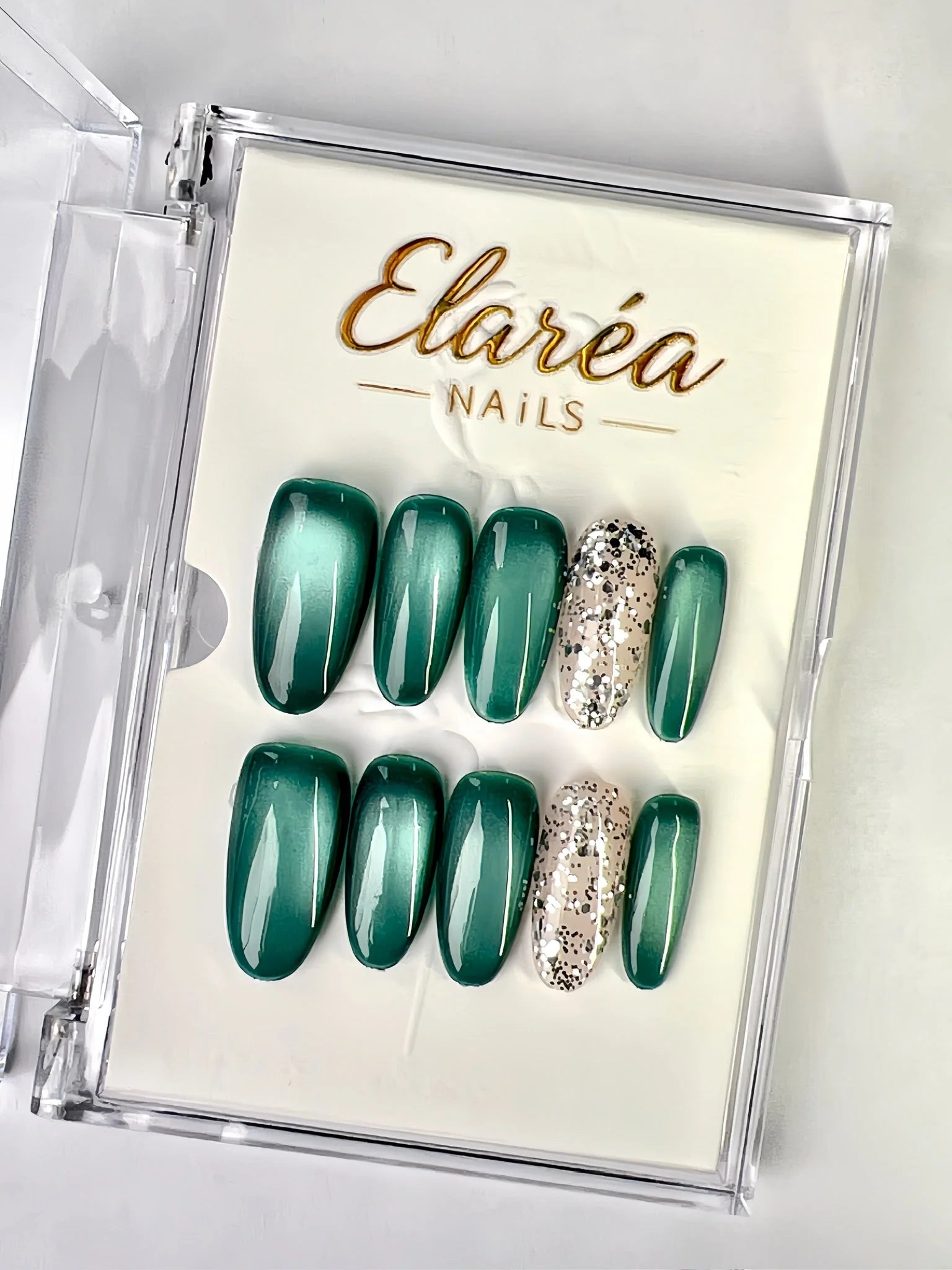 EMERALD GLOW Press On Nägel Hauptbild - Premium Design aus Deutschland