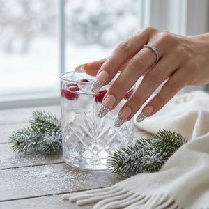 FROST JEWEL Anwendungsbeispiel - Press On Nägel auf natürlichen Nägeln - einfache Anwendung und langanhaltender Halt