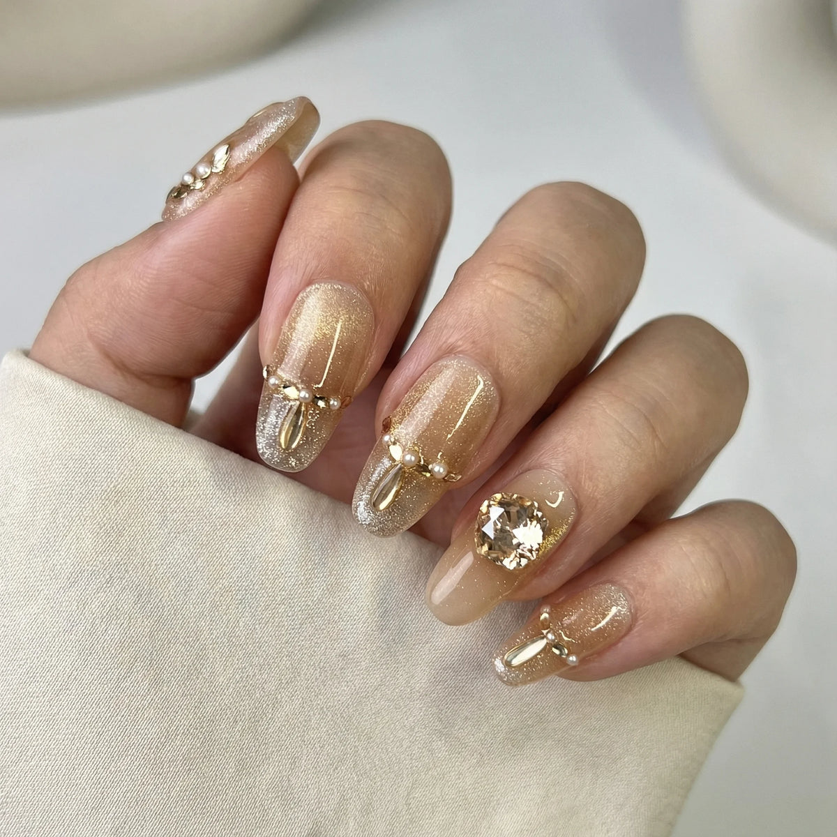 GLEAM TOUCH Nahaufnahme - Detaillierte Ansicht des Nageldesign - Premium künstliche Fingernägel