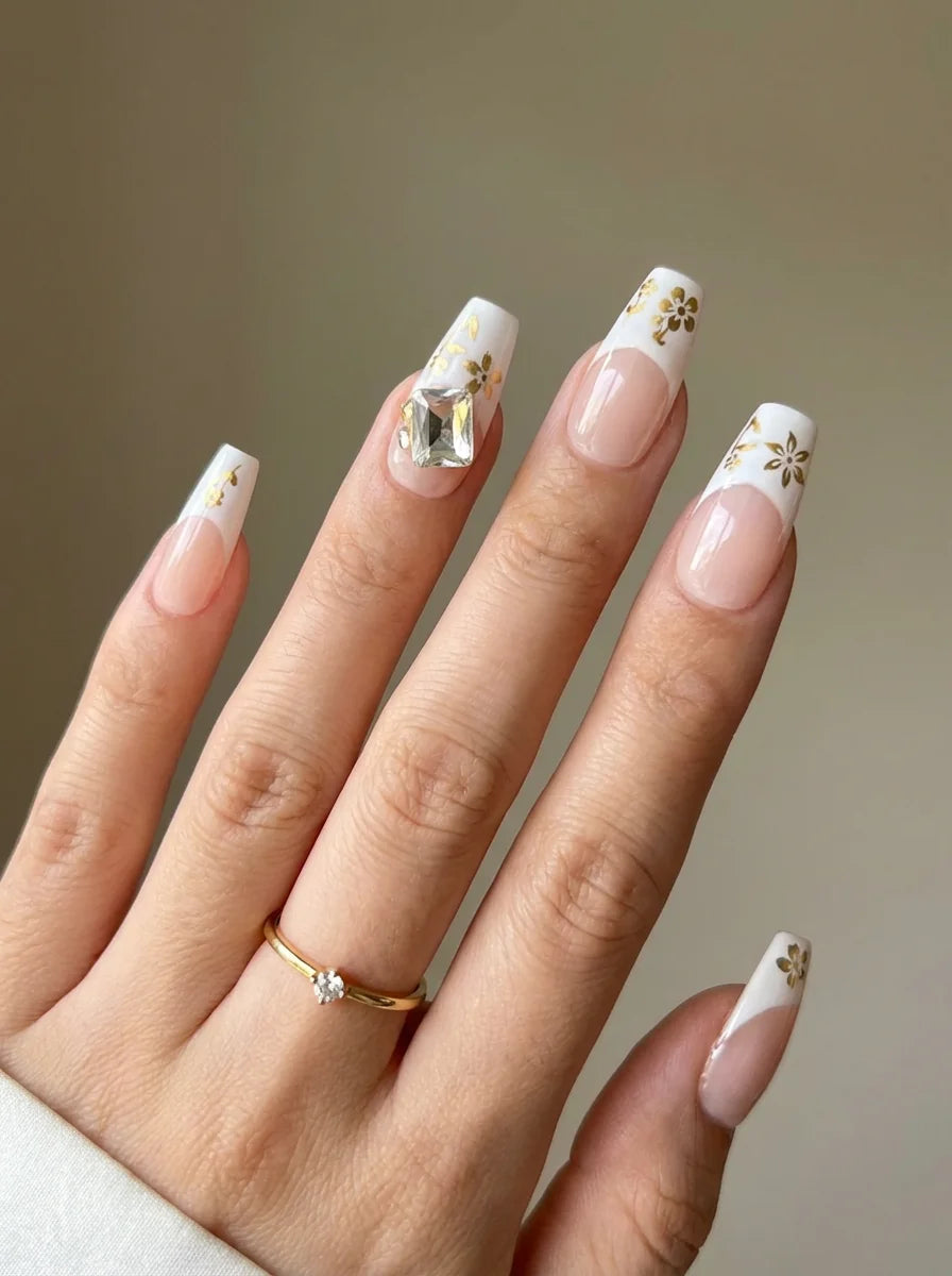 GOLDEN CRYSTAL Nahaufnahme - Detaillierte Ansicht des Nageldesign - Premium künstliche Fingernägel
