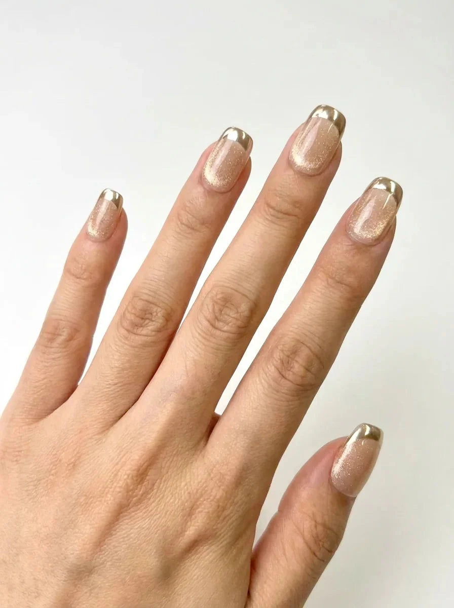 GOLD MIRROR Nahaufnahme - Detaillierte Ansicht des Nageldesign - Premium künstliche Fingernägel