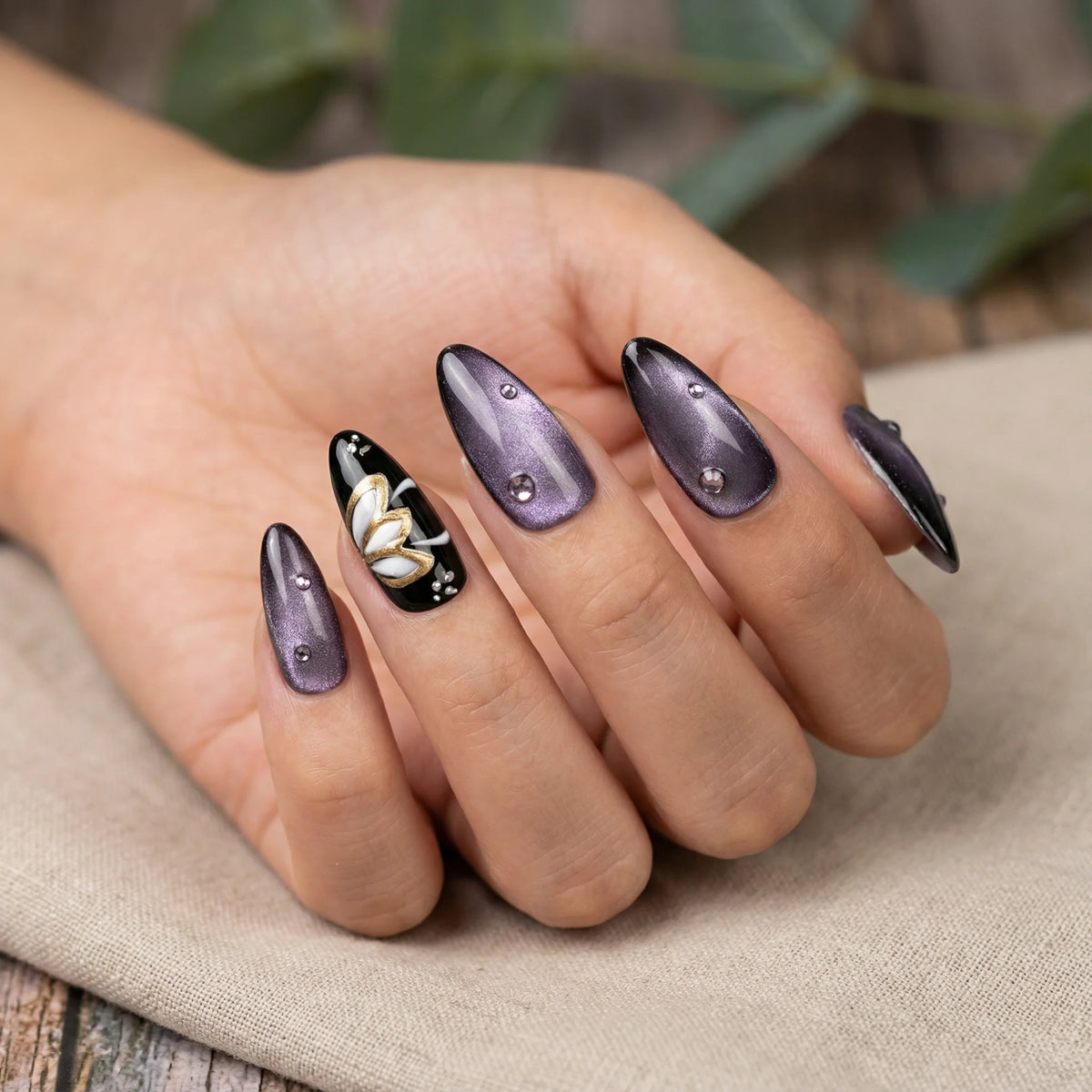 GRAPEVINE BLOOM Nahaufnahme - Detaillierte Ansicht des Nageldesign - Premium künstliche Fingernägel