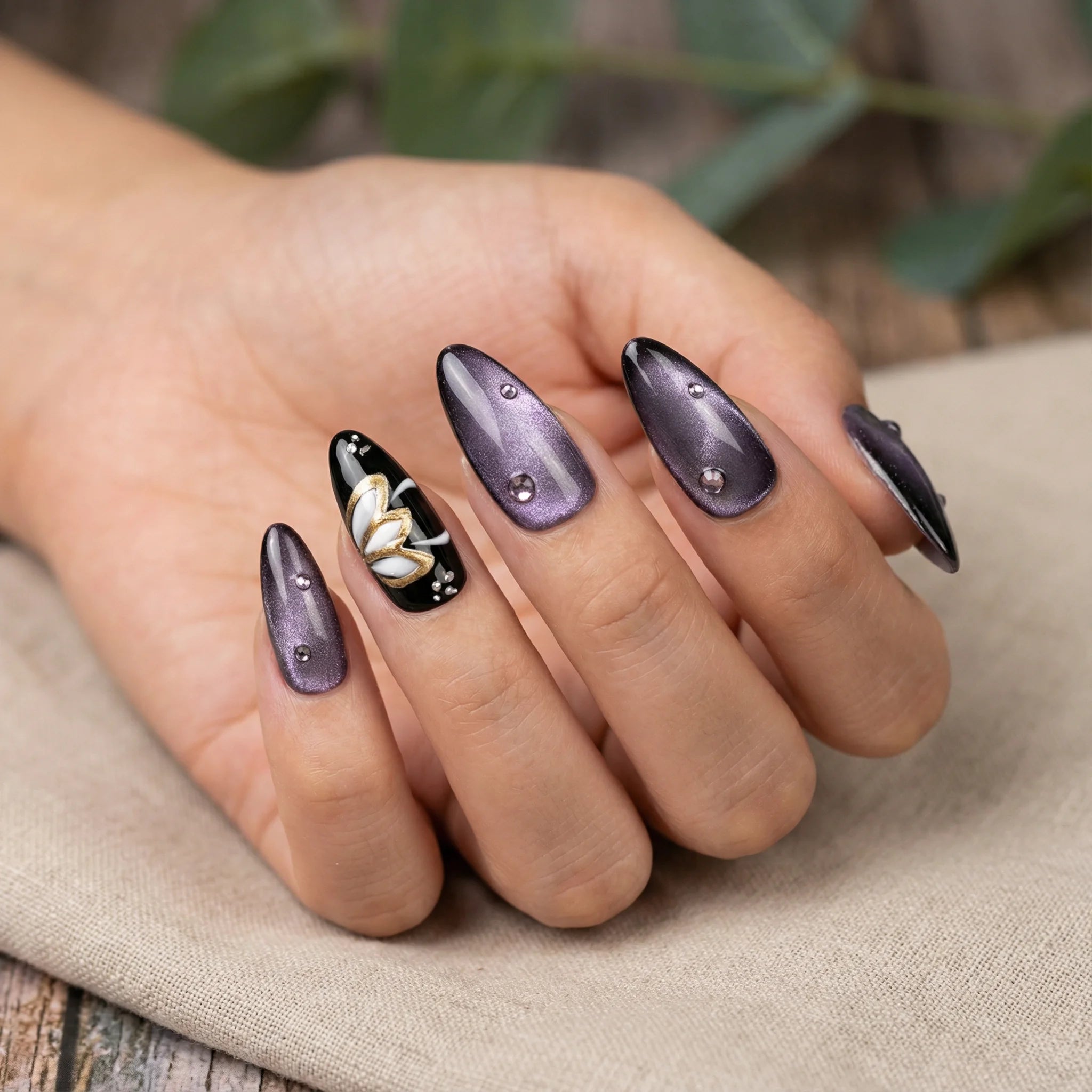 GRAPEVINE BLOOM Nahaufnahme - Detaillierte Ansicht des Nageldesign - Premium künstliche Fingernägel