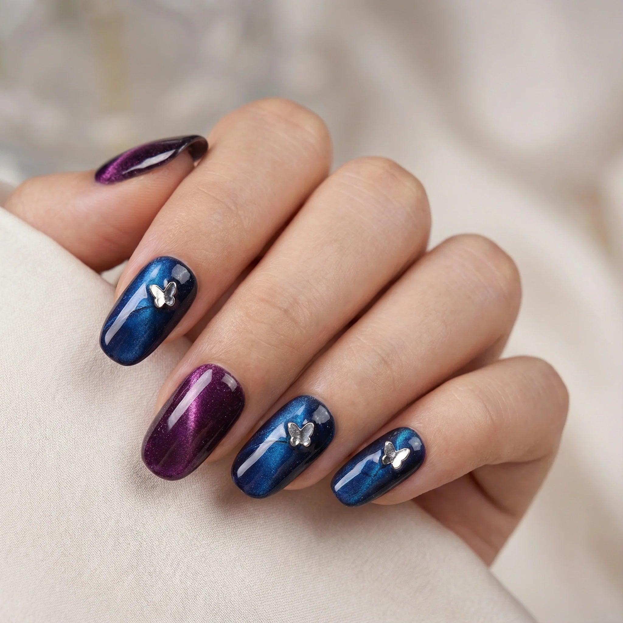 JEWEL CONTRAST Nahaufnahme - Detaillierte Ansicht des Nageldesign - Premium künstliche Fingernägel