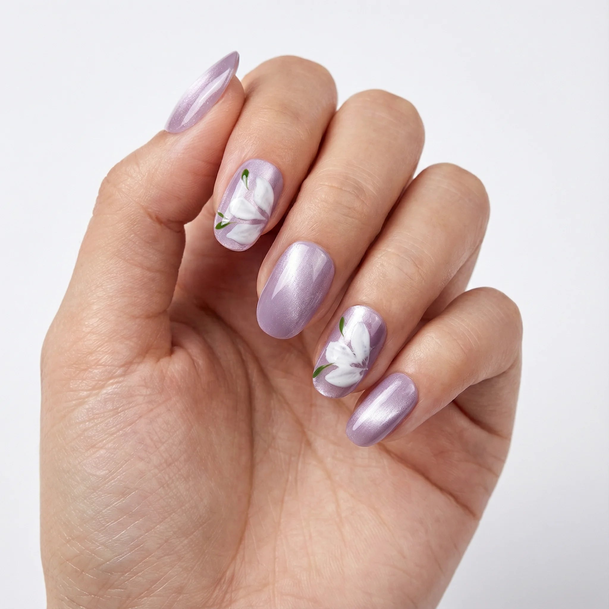 LILAC BLOOM Nahaufnahme - Detaillierte Ansicht des Nageldesign - Premium künstliche Fingernägel