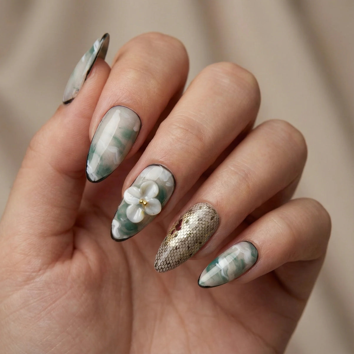 MINT PETAL Nahaufnahme - Detaillierte Ansicht des Nageldesign - Premium künstliche Fingernägel