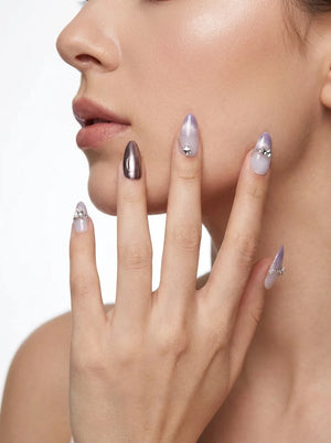 Nahaufnahme - Detaillierte Ansicht des Nageldesigns. MOONLIT CHARM - Press On Nägel. Enthält: Press On Nägel, künstliche F...
