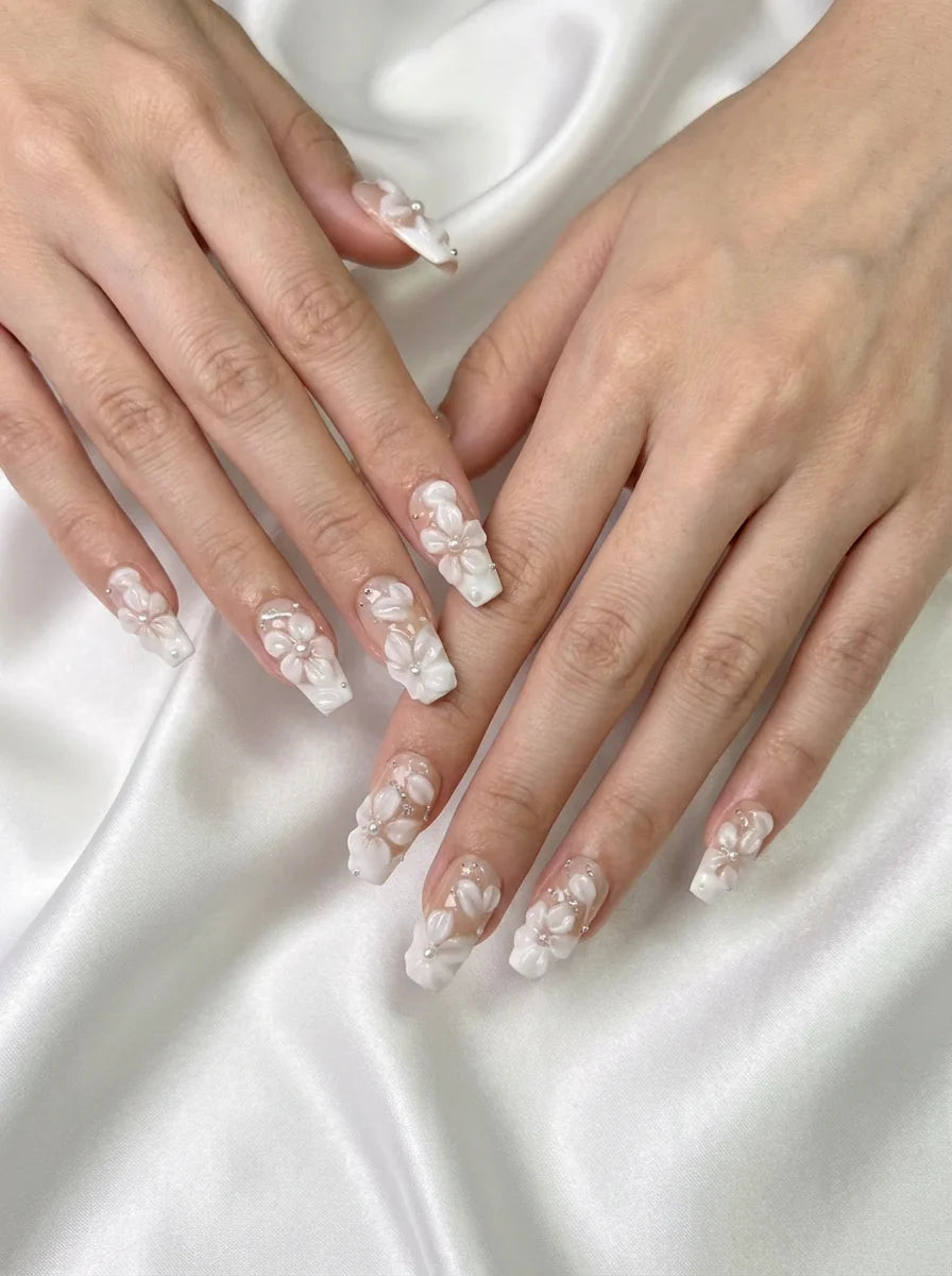 PEARL PETALS Nahaufnahme - Detaillierte Ansicht des Nageldesign - Premium künstliche Fingernägel