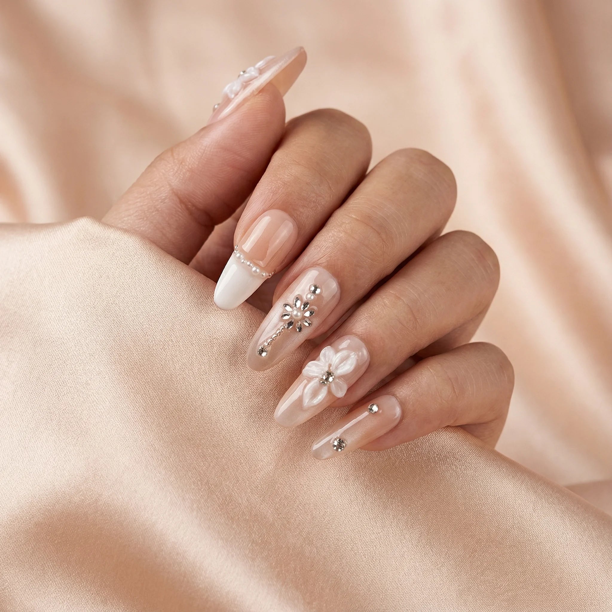 PETAL GLOW Nahaufnahme - Detaillierte Ansicht des Nageldesign - Premium künstliche Fingernägel