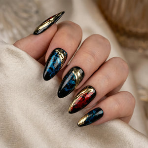 RHAPSODY GOLD Nahaufnahme - Detaillierte Ansicht des Nageldesign - Premium künstliche Fingernägel