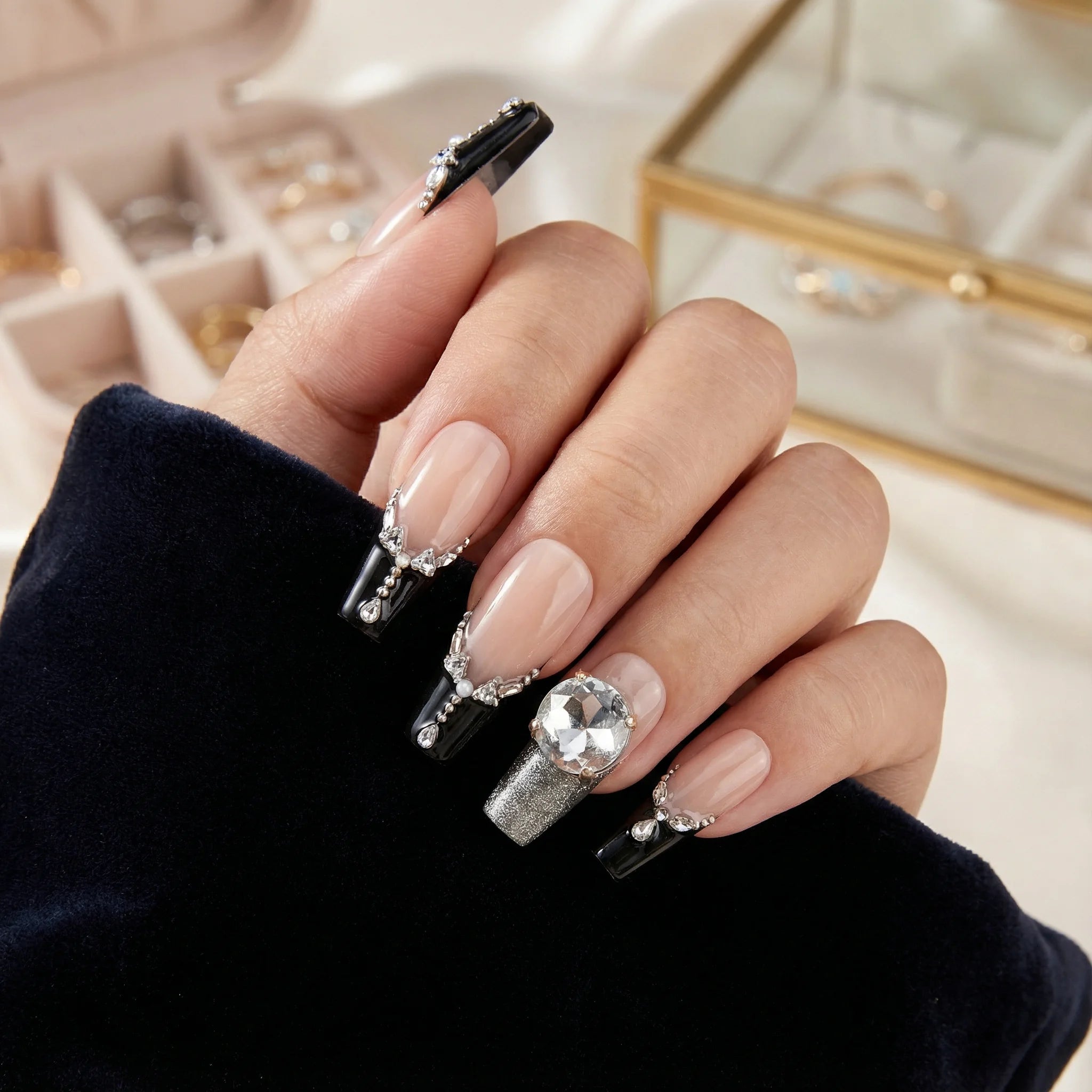 ROYAL CONTRAST Nahaufnahme - Detaillierte Ansicht des Nageldesign - Premium künstliche Fingernägel