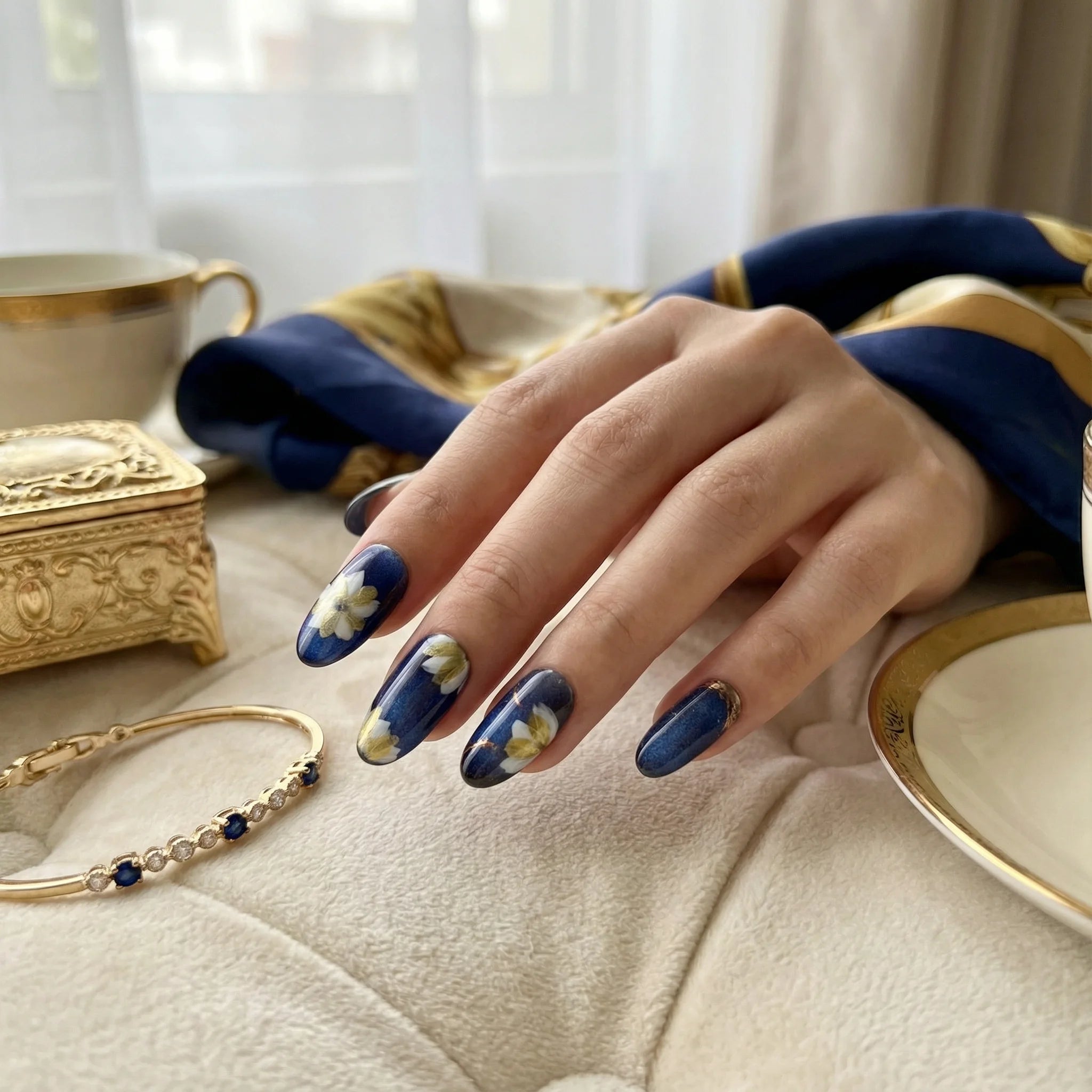 SAPPHIRE PETAL Komplettset - 10 künstliche Fingernägel in 3 Größen (S, M, L) - einfache Anwendung und langanhaltender Halt