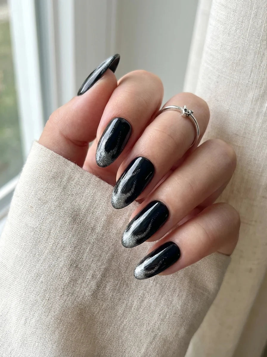 SILVER EMBER Nahaufnahme - Detaillierte Ansicht des Nageldesign - Premium künstliche Fingernägel