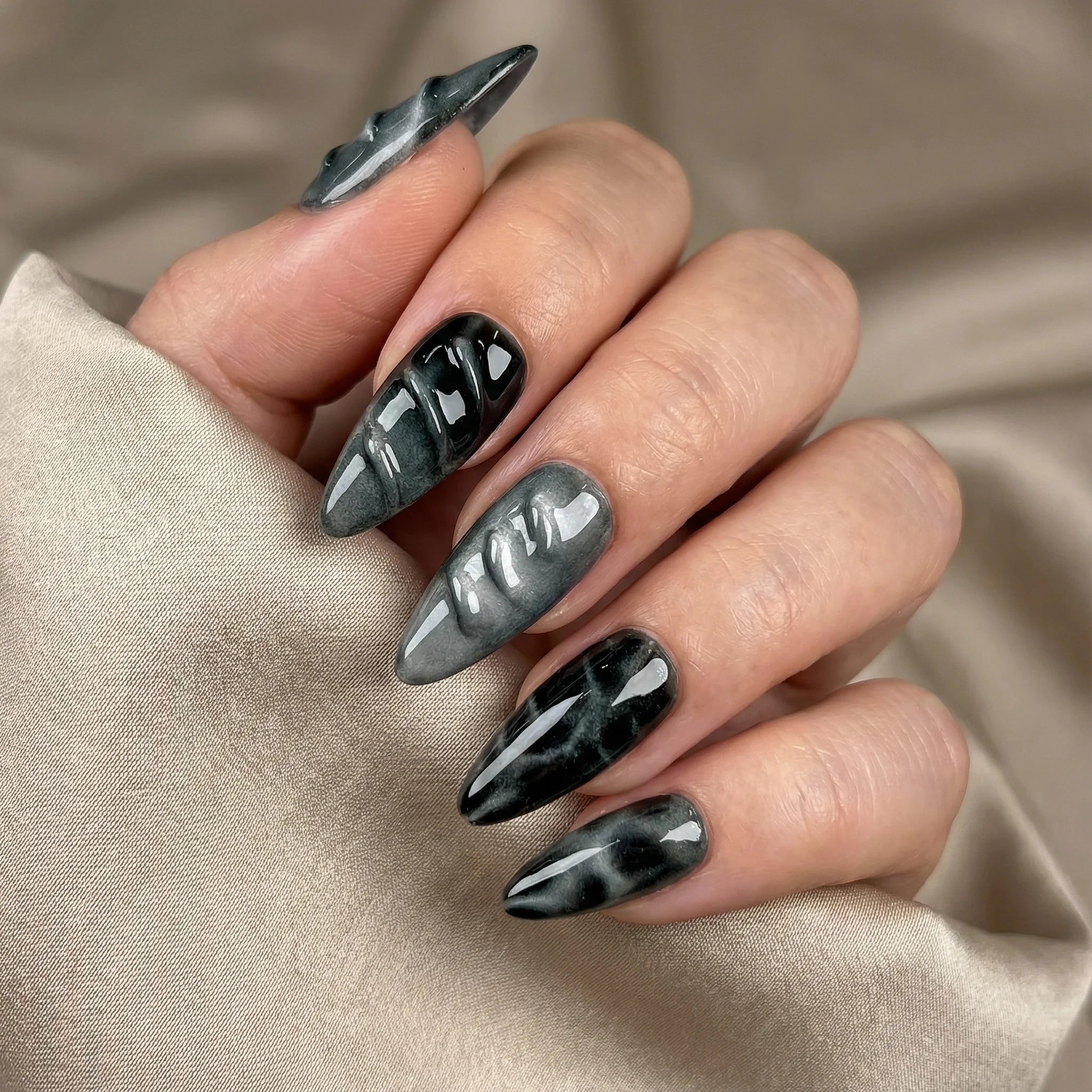SMOKE WAVE Nahaufnahme - Detaillierte Ansicht des Nageldesign - Premium künstliche Fingernägel